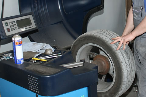 Exakte Auswuchtung der Reifen auf den Felgen und Positionswechsel führen zu weniger Profilabnutzung.