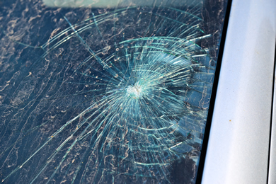 Ob Steinschlag, Riss oder sonstiger Schaden im Autoglas, wir helfen Ihnen bei der Reparatur.